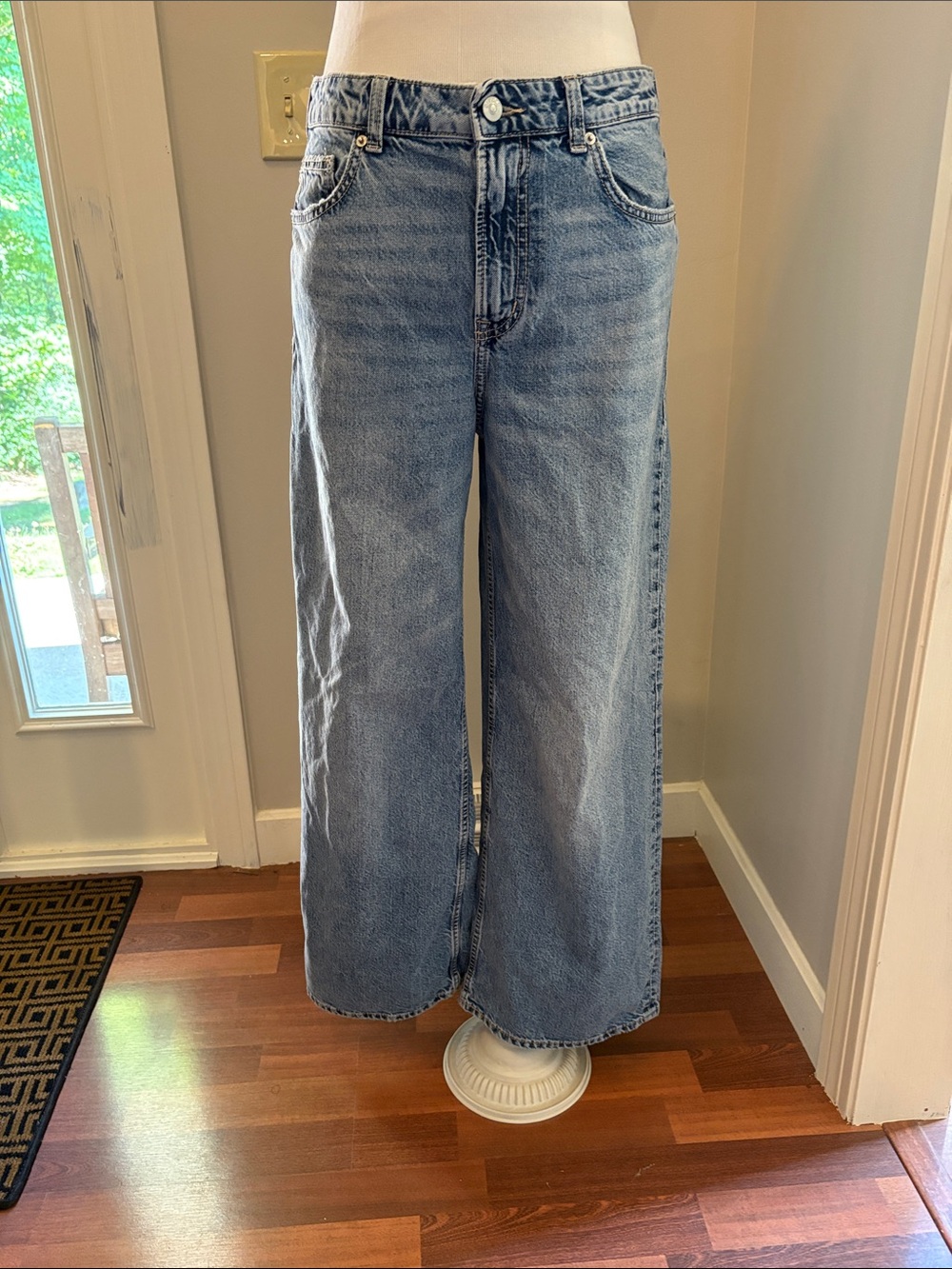 Low slug baggy wide leg DIVIDED Jean size 6